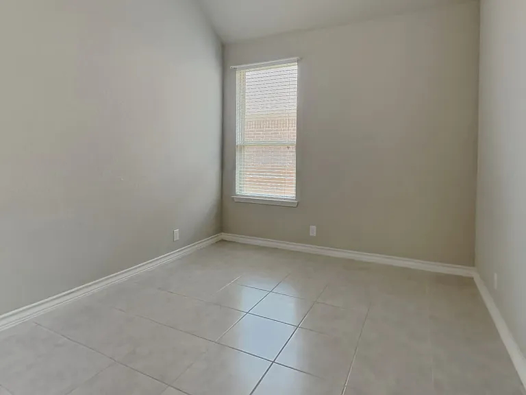 Spacious corner room with ampl