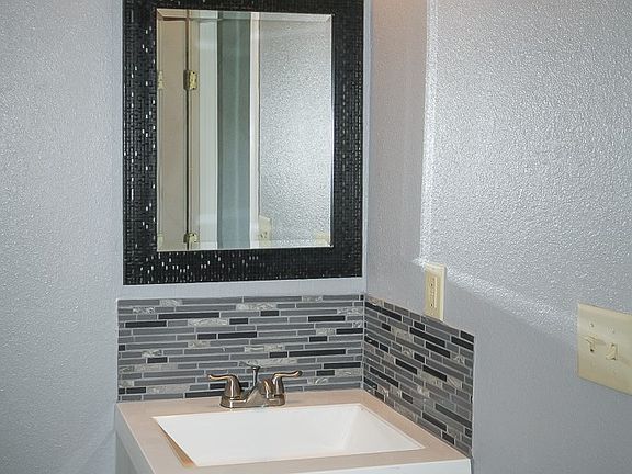 2nd image of 912 N Avenue C