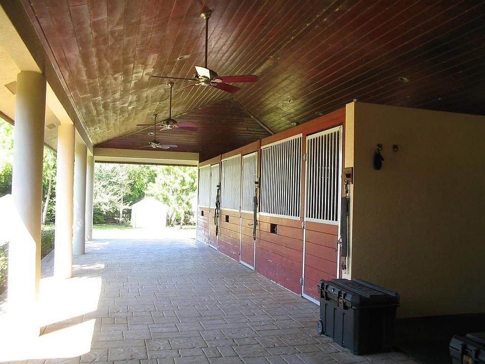 6 Stall Barn 