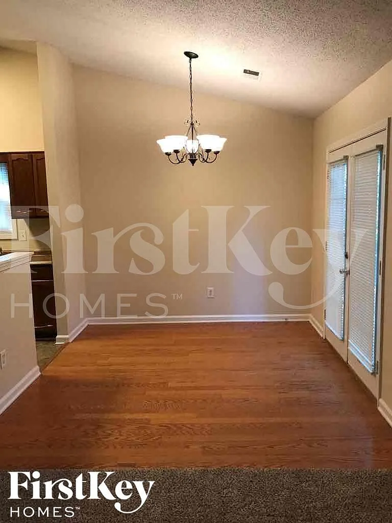 3 bed, 2.0 bath, 1486 sqft, $2,005 — Photo 4