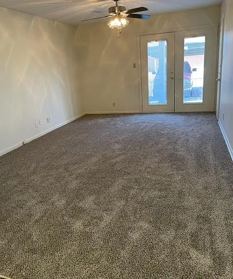 Country Club Apartments — Photo 5