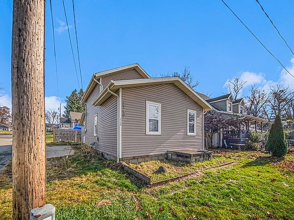 5th image of 2750 Maude St