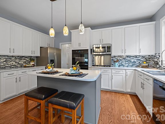 3rd image of 10833 Kenderly Ct