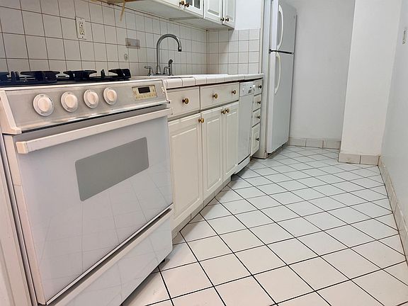 2nd image of 225 Saint Pauls Ave APT 4S
