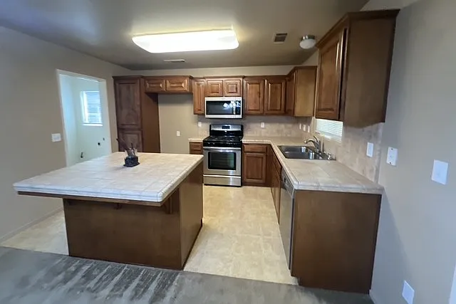 3 bed, $2,650 — Photo 2