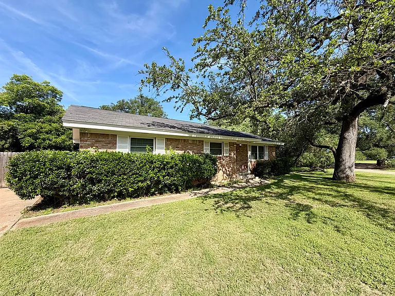 3310 Macarthur Dr — Photo 1
