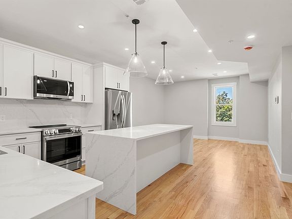 5th image of 60 Stanley St #303