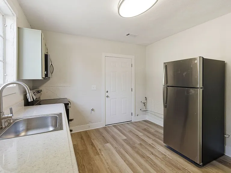 116 Chester Ave — Photo 5