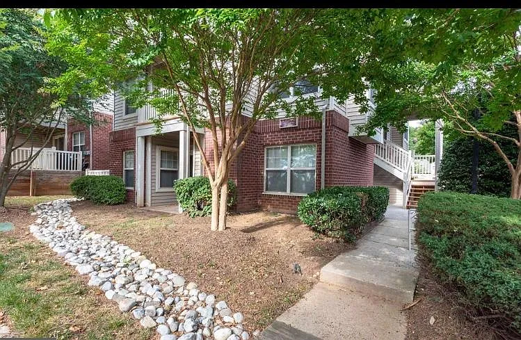1729 Ascot Way — Photo 4