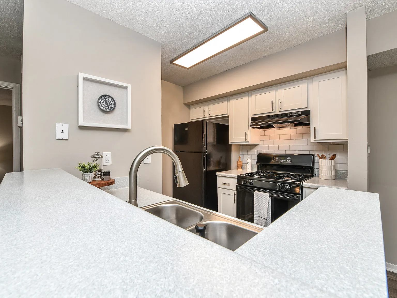 670 Thornton — Photo 3