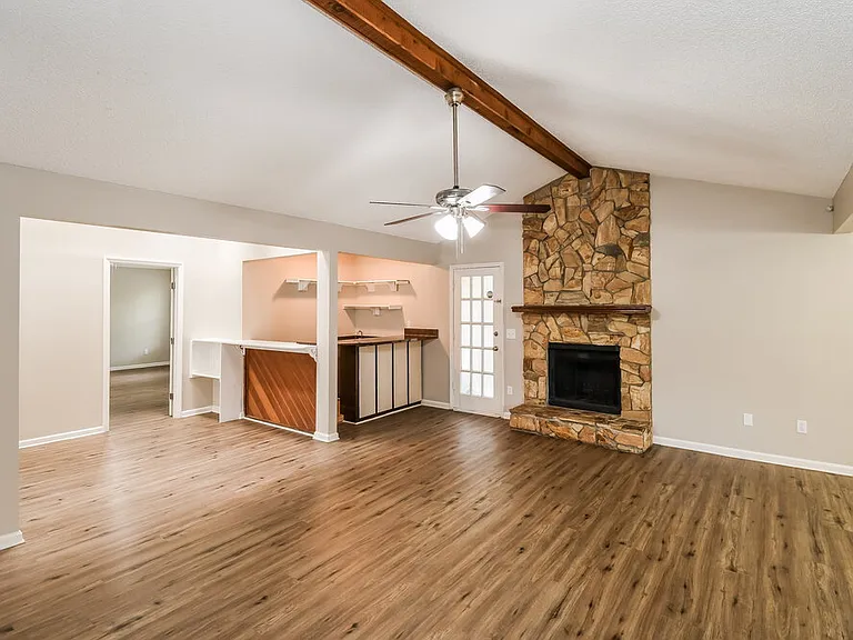 4331 Walnut Bnd — Photo 3