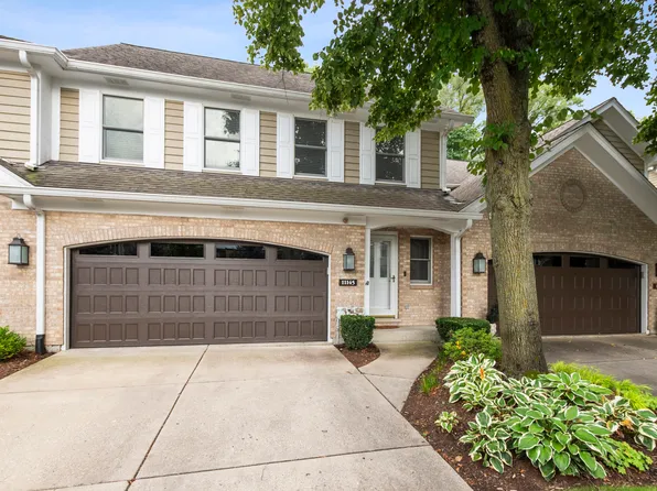 11145 Indian Woods Dr, Indian Head Park, IL 60525