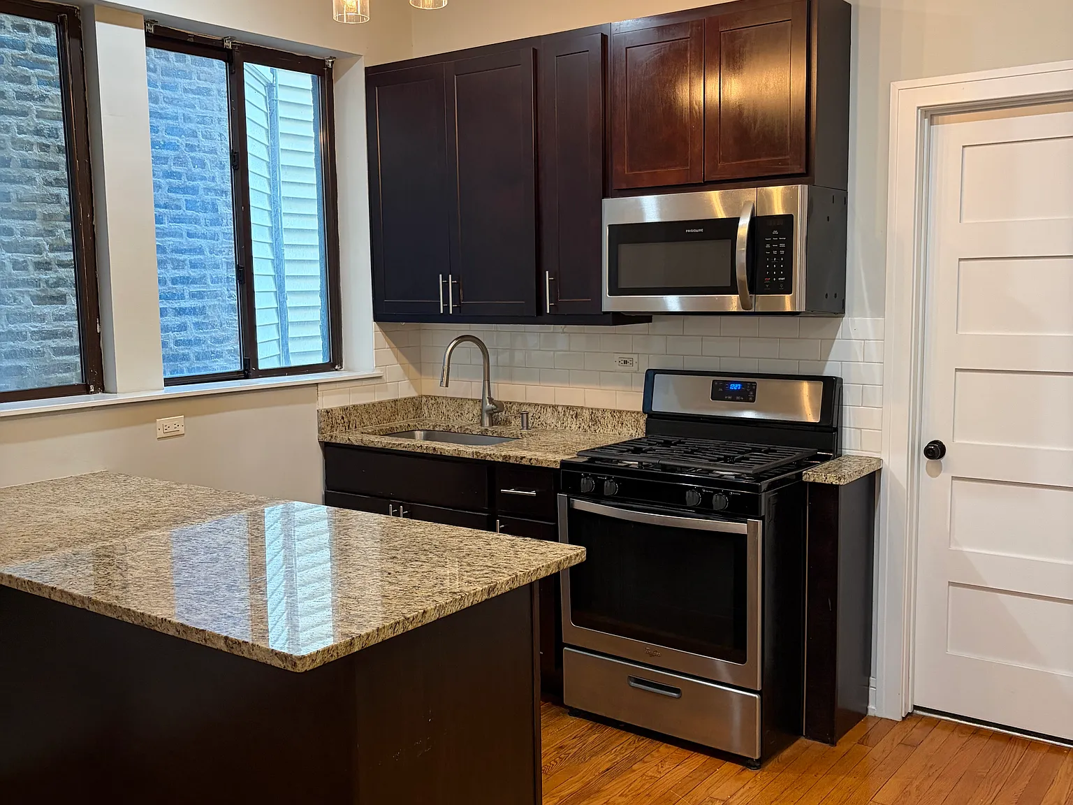 3 bed, 1250 sqft, $3,100 — Photo 1