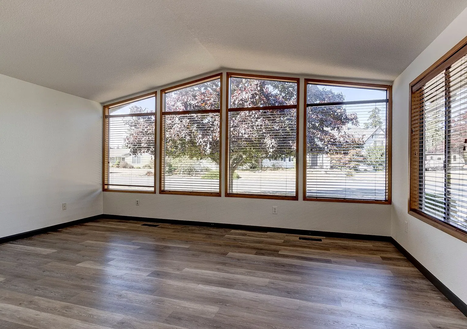 3 Bed 2 Bath Pet Friendly home - 6, 9 or 12 month lease option — Photo 4