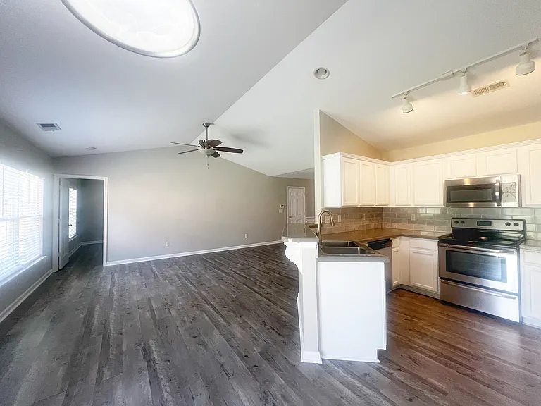 113 Garfield Ln — Photo 4