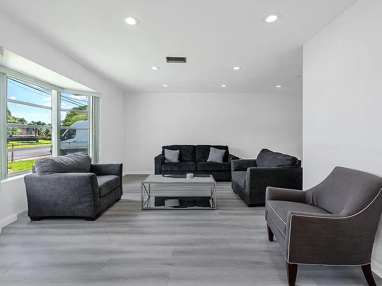 3400 NW 39th Ave — Photo 8