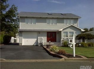 76 E Beach Prom, Lindenhurst, NY