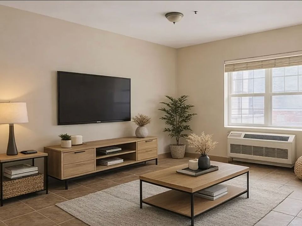 1st image of 460 Lenox Rd #3A