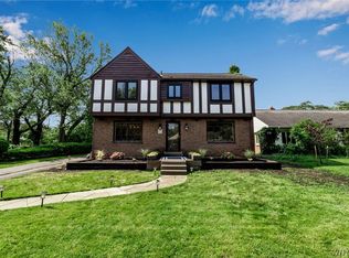 61 North Dr, Amherst, NY 14226