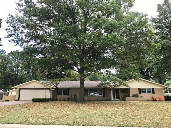 717 Red Oak Dr, Ponca City, OK 74604