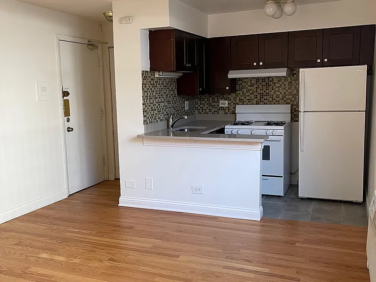 3710-220 N Pine Grove Ave — Photo 1