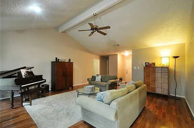 3 bed, 2.0 bath, 1587 sqft, $2,500 — Photo 2