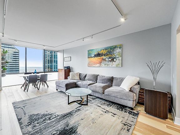 4th image of 8 E Randolph St Unit 3202