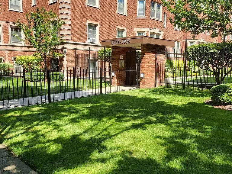 6934 S Crandon Ave #3W — Photo 1