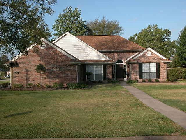 1st image of 900 Willow Oak St