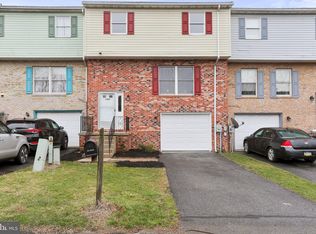 1452 Hollywell Ave, Chambersburg, PA 17201