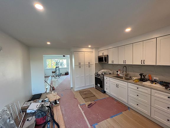 5th image of 327 Peters Dr