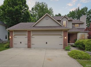 6220 Woodridge Ln, Grand Blanc, MI 48439