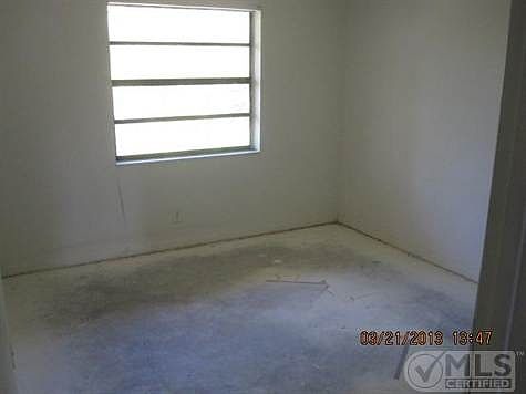 5th image of 4077 Lakeside Dr