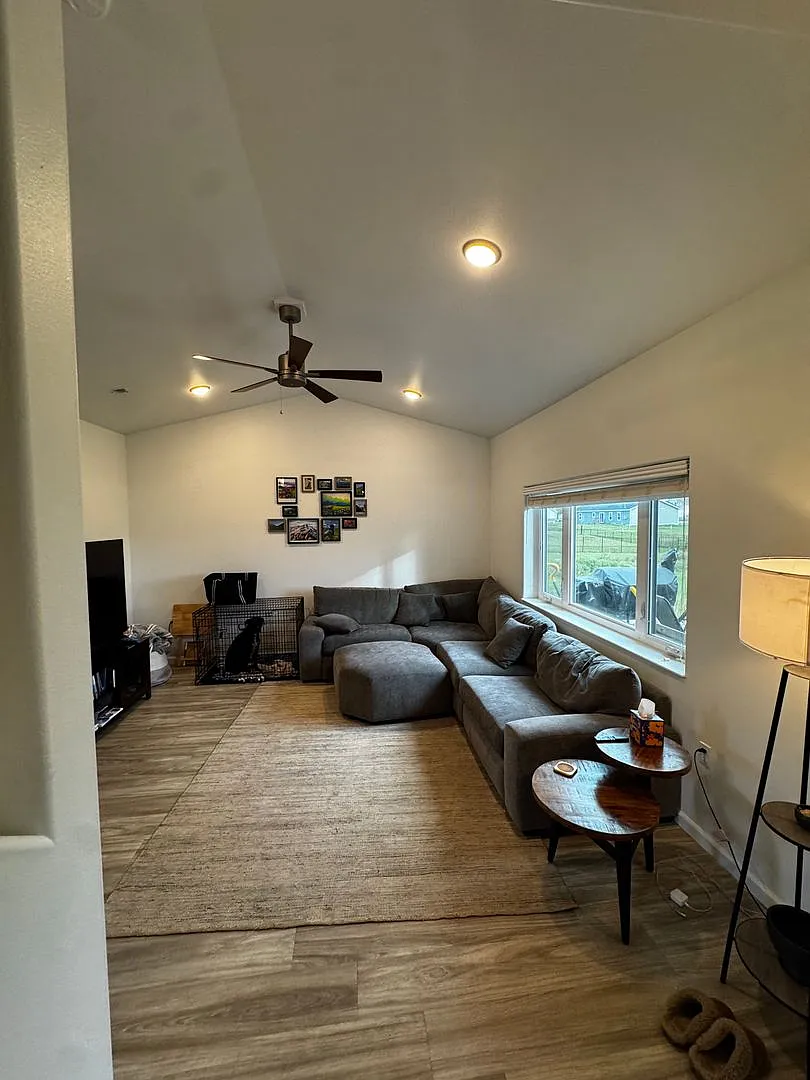 3 bedroom home in North Pole / 2 car garage / On city water — Photo 3