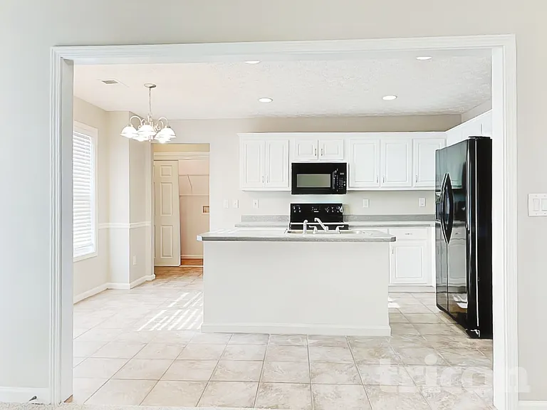 2051 Meadowglen Ln — Photo 10