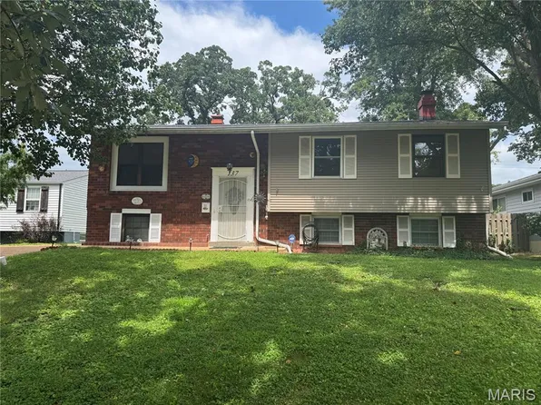 137 Huntleigh Forest Dr, Saint Louis, MO 63122