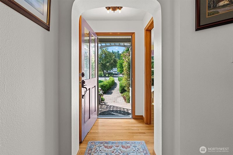 3rd image of 1867 Gossard St