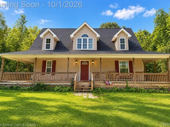 7250 Randall Dr, Fenton, MI 48430