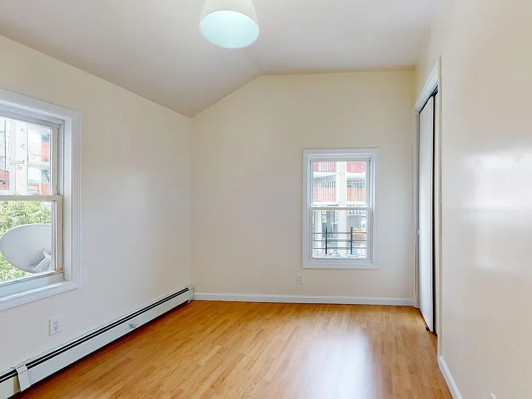 687 Montgomery St #2 — Photo 4