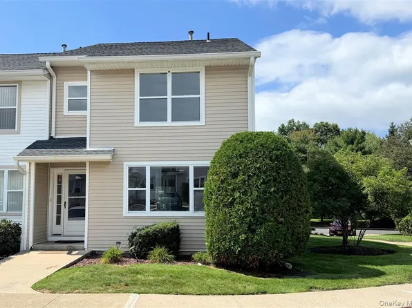 13 Yorkshire Court, Nanuet, NY 10954
