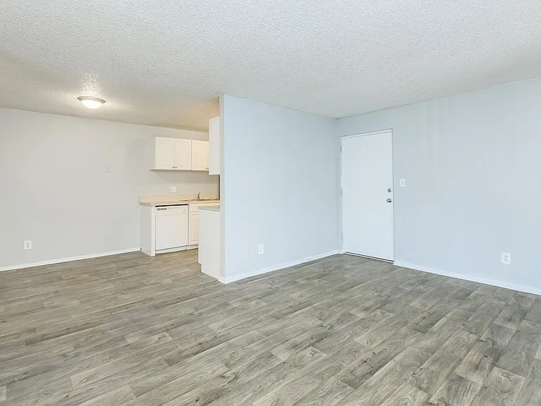 Crown Pointe Apartments — Photo 11