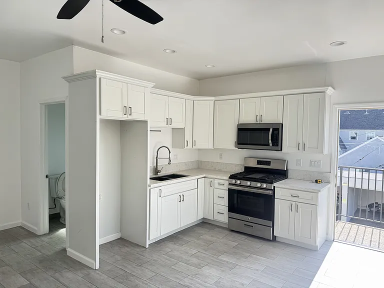 320 S Chevy Chase Dr #B — Photo 2