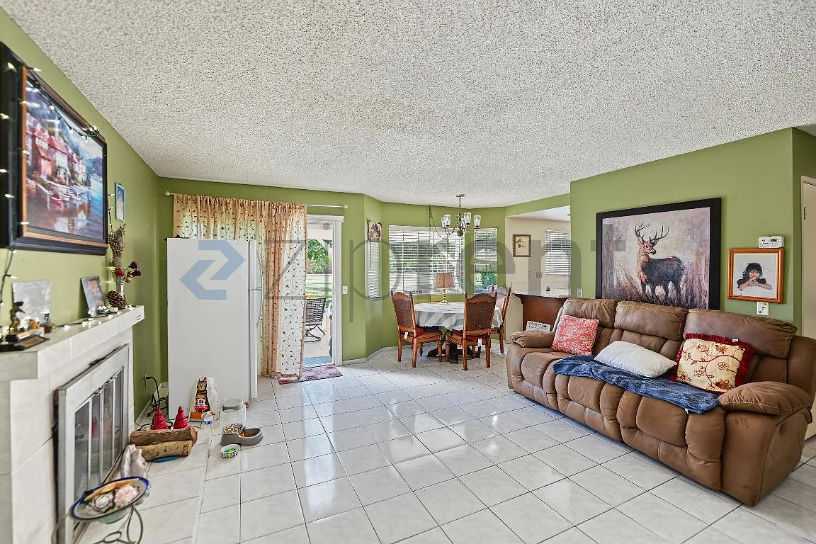 4 bed, 2.5 bath, 17766 sqft, $5,300 — Photo 4