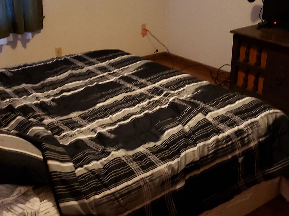 bedroom 1- (king size bed)