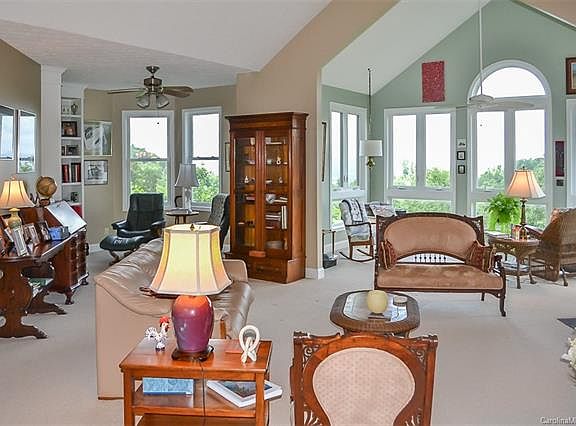 3rd image of 194 Carriage Summitt Way