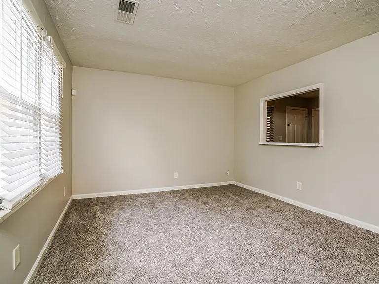 4877 Plymouth Trce — Photo 7