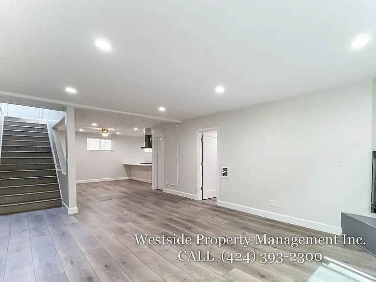 942 7th St #5 — Photo 1