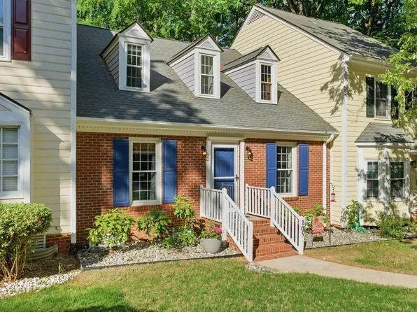 105 Hedgerow Ct, Cary, NC 27513