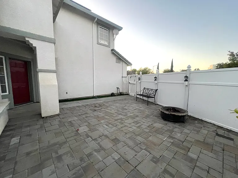 901 Hillock Ct — Photo 37