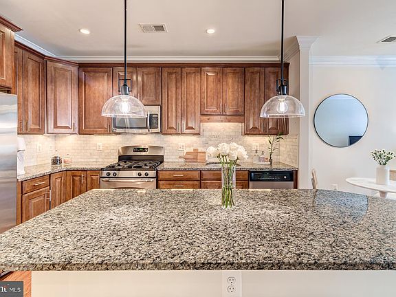 5th image of 1023 N Royal St Unit 303